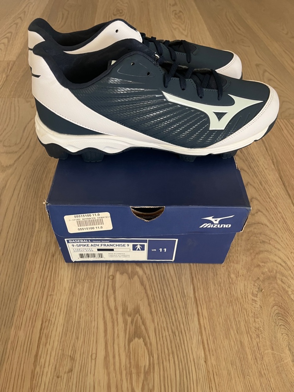 Mizuno Men’s Navy and White Athletic Cleats